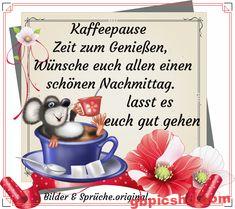 Maus entspannt in Kaffeetasse mit roten Blumen, Bild für eine gemütliche Kaffeepause am Nachmittag.