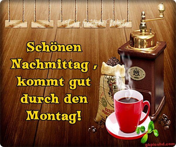 Rote Kaffeetasse neben Kaffeemühle und Kaffeebohnen mit Gruß zum Montag am Nachmittag.