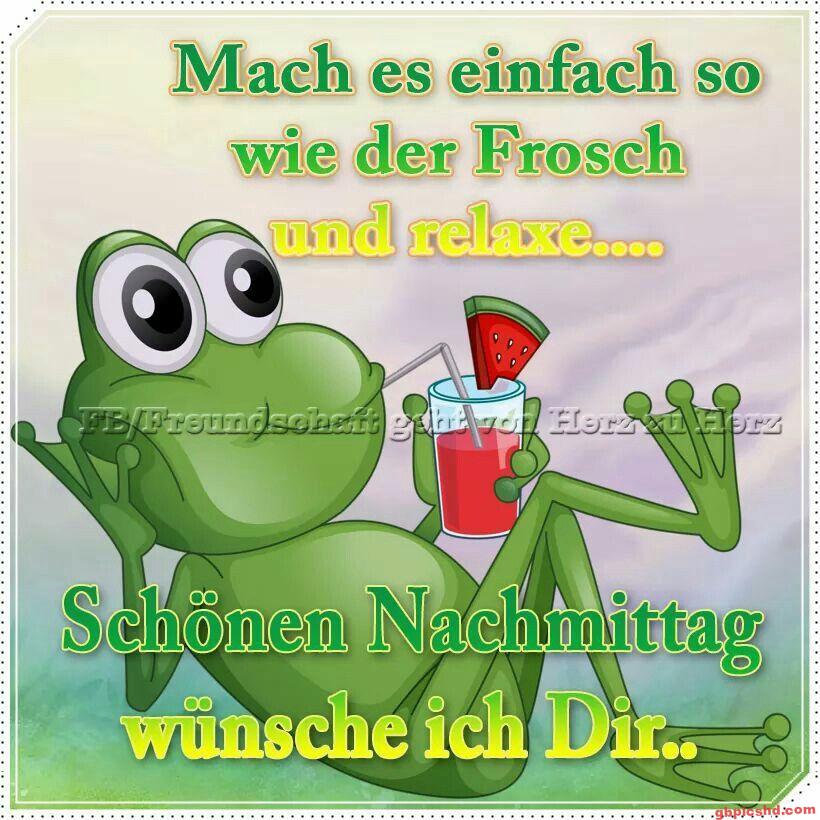 Entspannter grüner Frosch mit Getränk wünscht einen schönen Nachmittag.