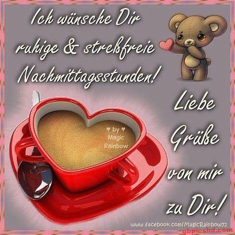 Herzförmige Kaffeetasse und trauriger Teddybär in rotem und rosa Ton.