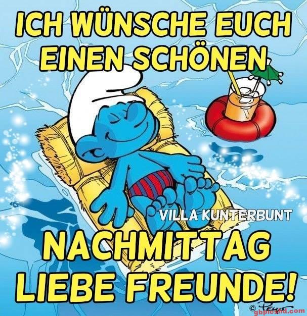 Blauer Schlumpf entspannt auf Luftmatratze im Wasser mit Getränk, sommerliche Nachmittagsgrüße an Freunde.