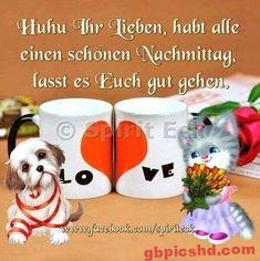 Zwei Tassen mit Herz, süßer Hund und Katze mit Blumen, liebevolle Nachmittagsszene.