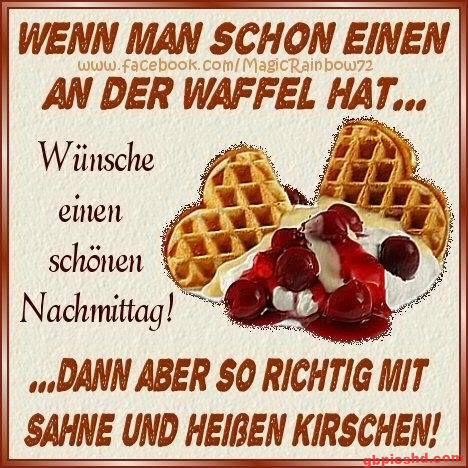 Waffeln mit Sahne und heißen Kirschen als gemütlicher Nachmittagsgruß.