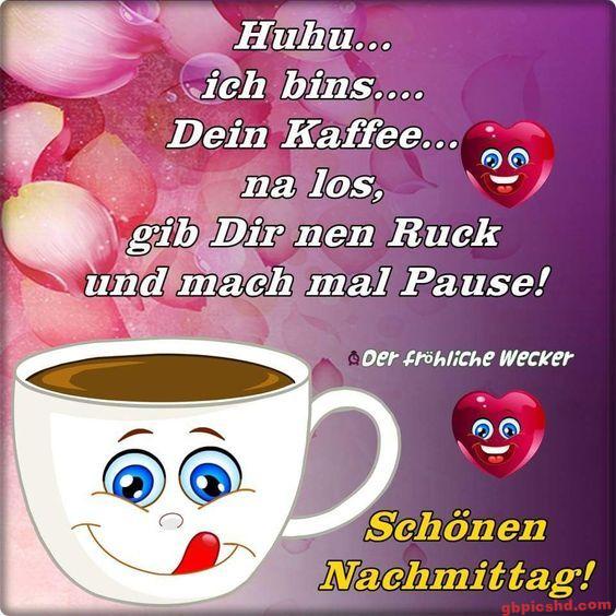 Lachende Kaffeetasse vor rosa Hintergrund mit Herzen und Nachmittagsspruch.