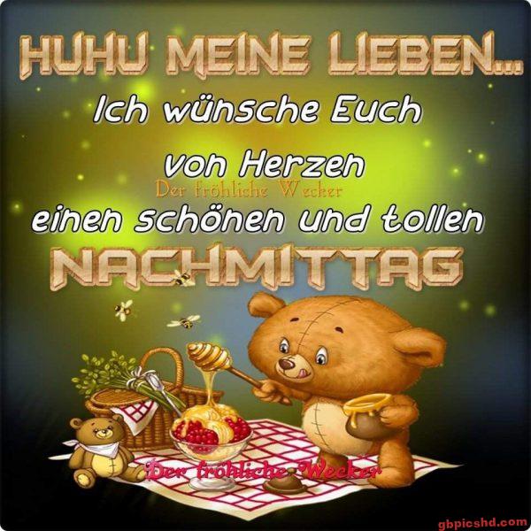 Niedlicher Teddybär bei einem Picknick mit Honiglöffel am Nachmittag