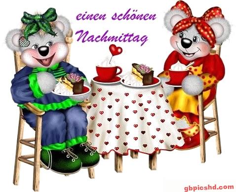 Zwei Teddybären sitzen gemütlich beim Kaffeetrinken und Kuchen am Nachmittag zusammen.