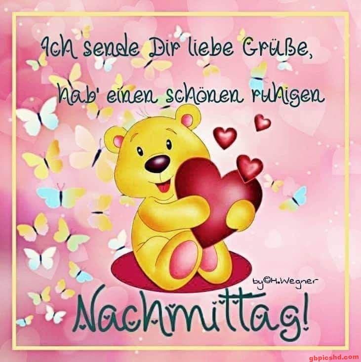 Niedlicher Teddybär mit Herz auf rosafarbenem Hintergrund voller bunter Schmetterlinge, Gruß zum Nachmittag.