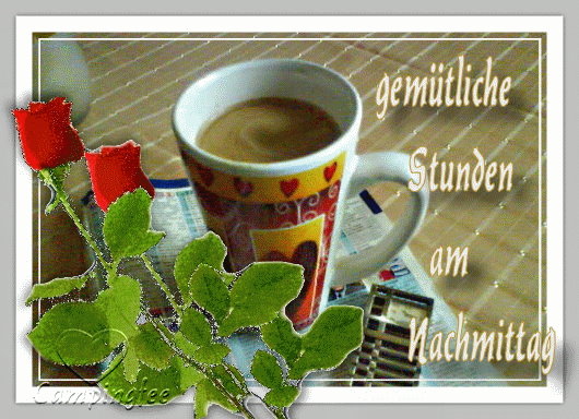 Eine Tasse Kaffee mit roten Rosen, für einen gemütlichen Nachmittag.