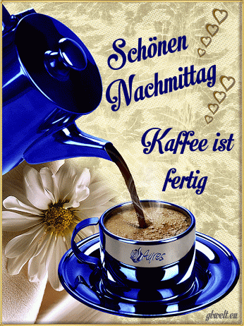Blaue Kaffeekanne gießt Kaffee in blaue Tasse neben weißer Blume am Nachmittag