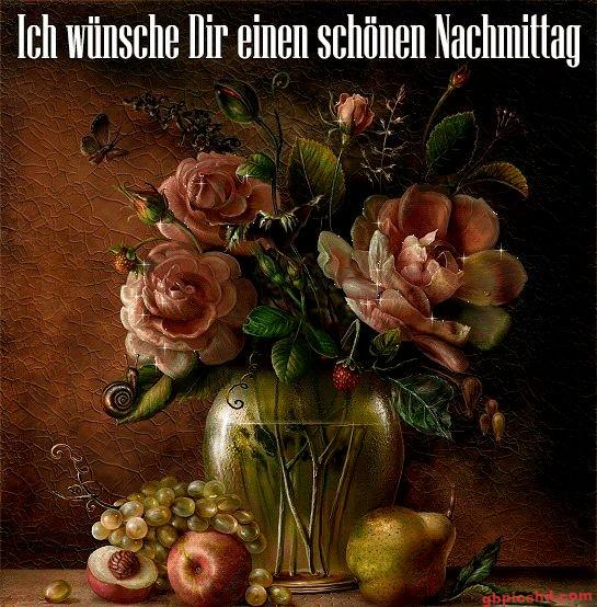 Vase mit Rosen und Früchten für einen schönen Nachmittag