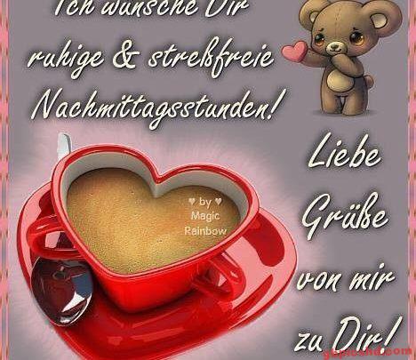 Herzförmige Kaffeetasse und niedlicher Bär mit Gruß für ruhige Nachmittagsstunden.