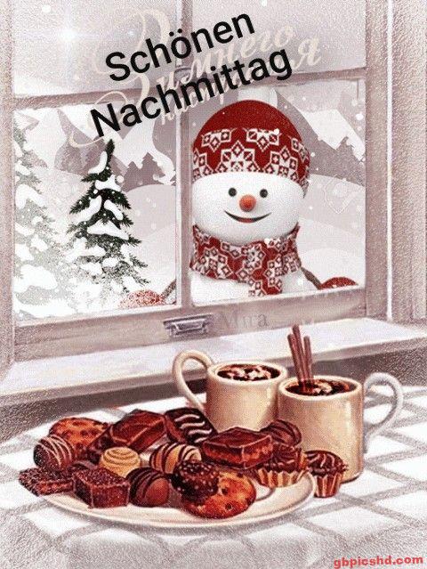 Schneemann an Fenster mit winterlicher Landschaft, Tassen und Pralinen im Vordergrund, freundliche Winterstimmung.