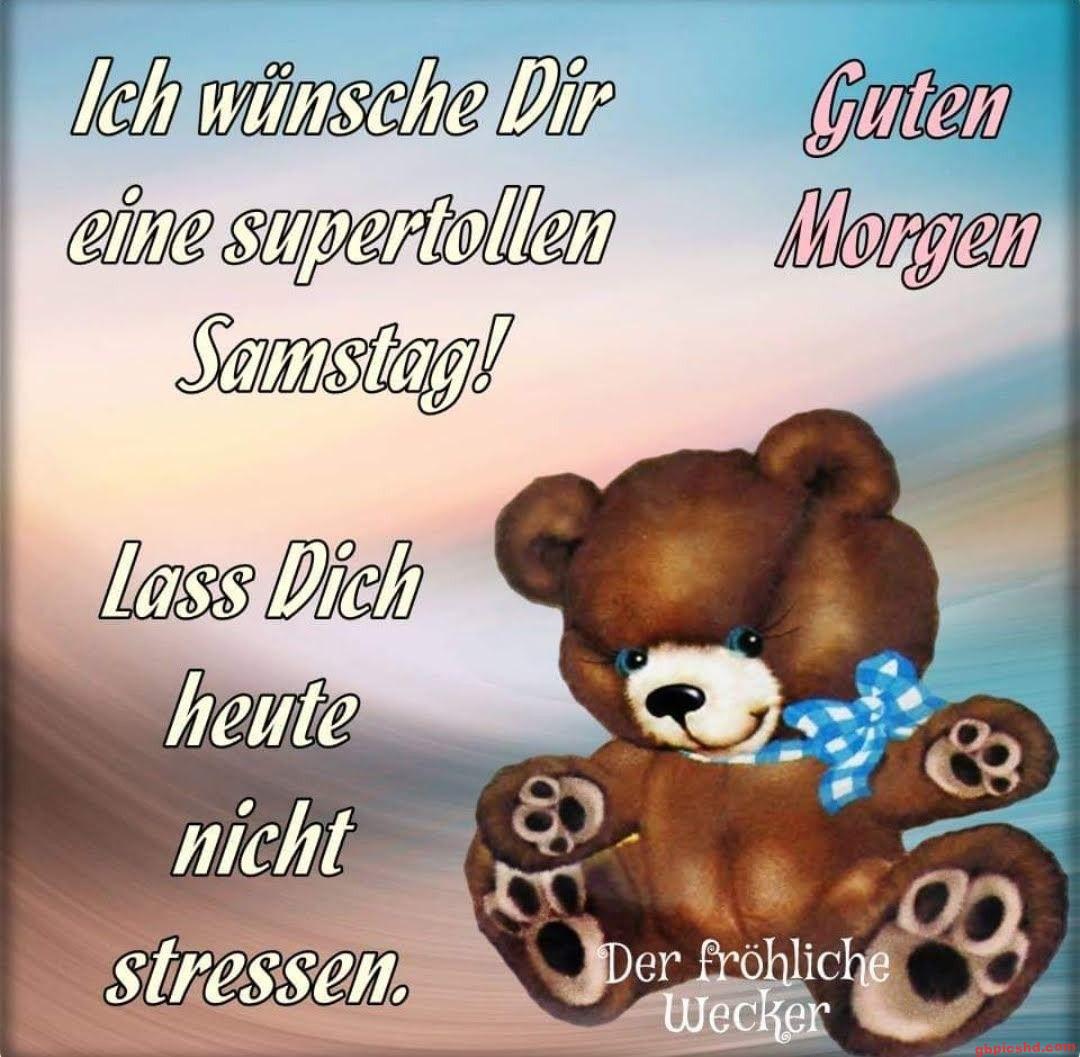 Brauner Teddybär mit blauem Band und deutscher Guten-Morgen-Botschaft für einen guten Samstag.
