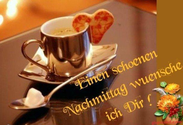 Silberne Tasse mit Kaffee und Herzkeks, dazu Löffel mit Zucker, gemütliche Nachmittagsstimmung.
