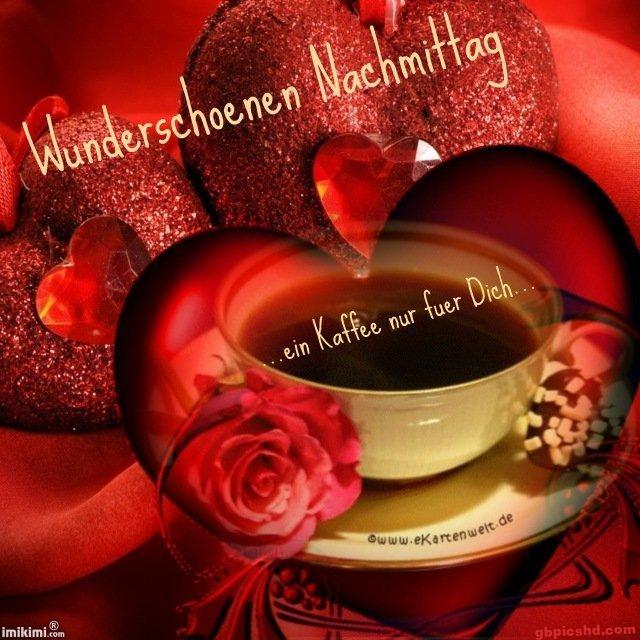 Kaffeetasse mit Rose und roten Herzen als Gruß für einen schönen Nachmittag.