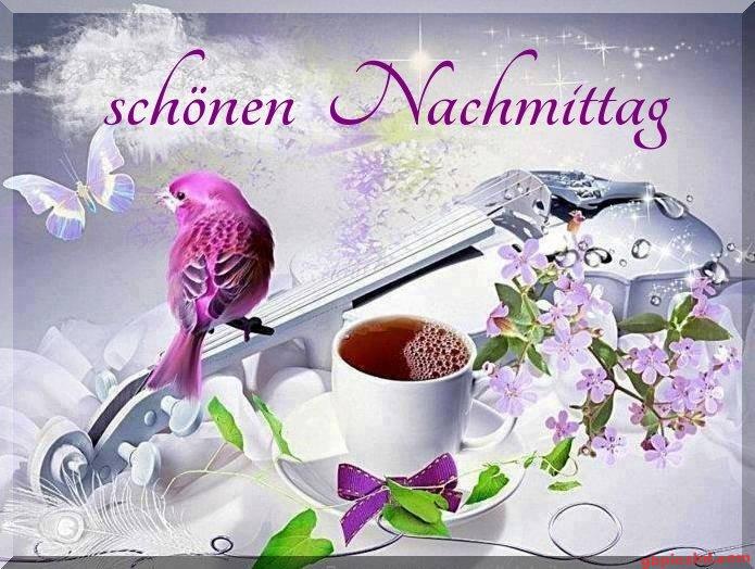 Tasse mit Tee, lila Blumen, pinker Vogel auf Geige und Schmetterling, freundlicher Nachmittag.