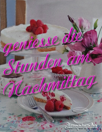 Kuchenstück mit Himbeeren und ein Blumenstrauß auf einem gedeckten Tisch nachmittags