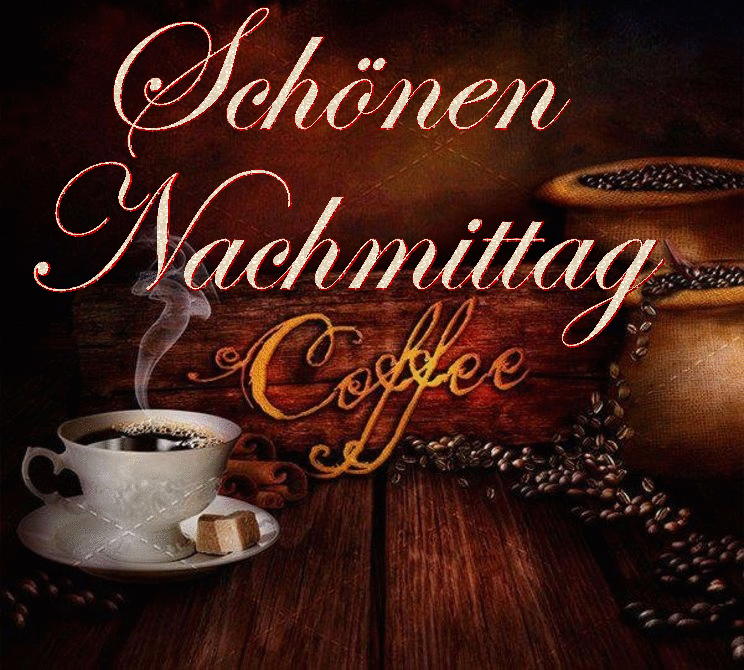 Dampfender Kaffeebecher auf Holzbrett mit Kaffeebohnen, passend für einen schönen Nachmittag.