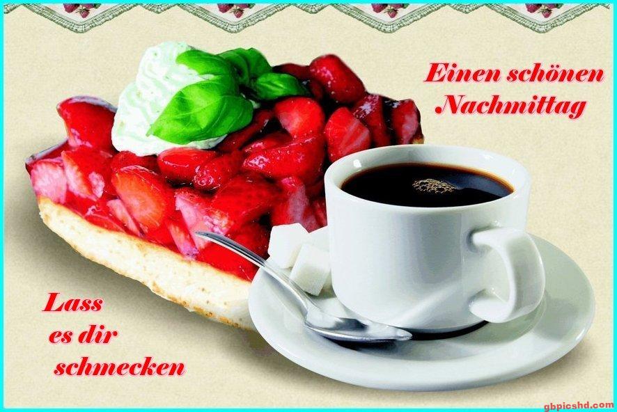 Erdbeerkuchen mit Sahne und eine Tasse Kaffee zum Nachmittag genießen.