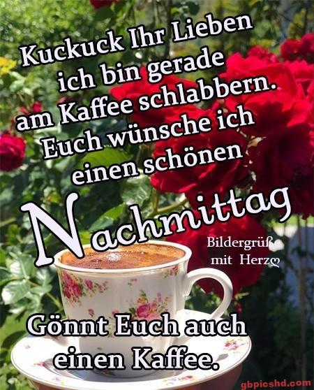 Tasse Kaffee vor roten Rosen mit einem freundlichen Nachmittagsgruß.