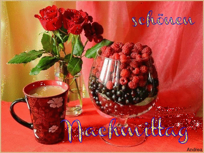 Rote Rosen, eine Tasse und ein Glas mit Beeren auf rotem Untergrund, liebevoll arrangiert zum Nachmittag.