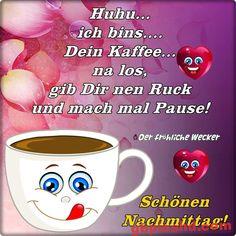 Lachende Kaffeetasse vor rosa Hintergrund mit Blumen, Einladung zur Kaffeepause am Nachmittag.