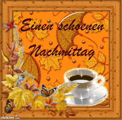 Herbstbild mit Kaffee und bunten Blättern für einen schönen Nachmittag.