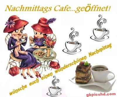 Zwei Frauen in roten Hüten trinken Kaffee und genießen Kuchen am Nachmittag in einem Café.