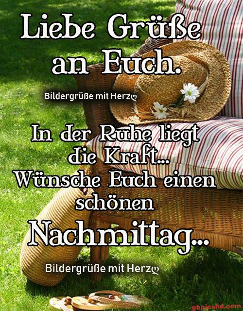 Gartenstuhl mit Strohhüten und Blumen, entspannte Nachmittagsstimmung im Grünen.