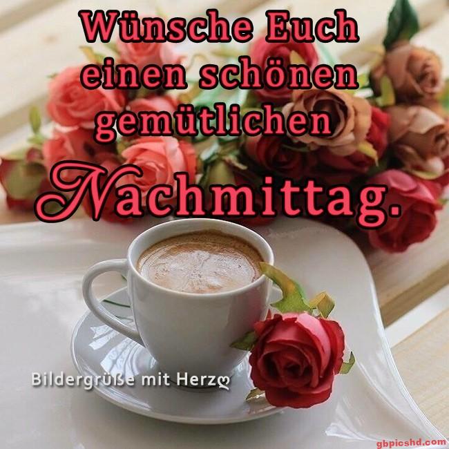 Eine Kaffeetasse mit Rose und ein Rosenstrauß, gemütliche Nachmittagsszene.