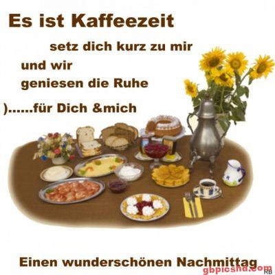 Kaffeetisch mit Kuchen, Brot, Kaffee und Sonnenblumen, Einladung zum gemeinsamen Kaffee am Nachmittag.