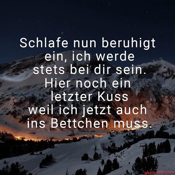 Nächtliche Berglandschaft mit Schnee und beruhigendem Gute-Nacht-Text in Weiß.