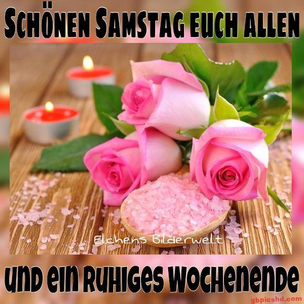 Drei rosa Rosen mit Meersalz auf Holztisch, im Hintergrund brennen Teelichter für ein ruhiges Wochenende.