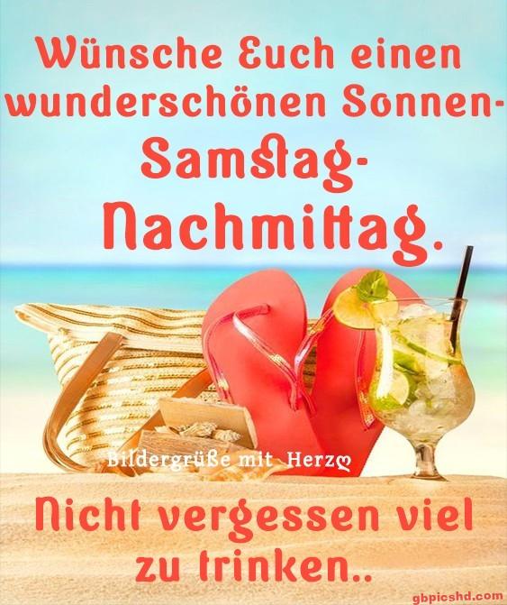 Strandfoto mit Sandalen, Tasche und Sommergetränk für einen sonnigen Samstagnachmittag.