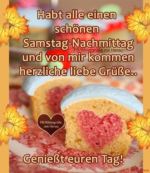 Muffins mit Herzfüllung auf einem Teller, herbstlich dekoriert, Gruß zum Samstag-Nachmittag.
