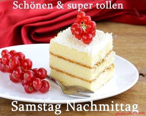 Ein Stück Sahnekuchen mit roten Johannisbeeren auf weißem Teller zum Samstag Nachmittag.