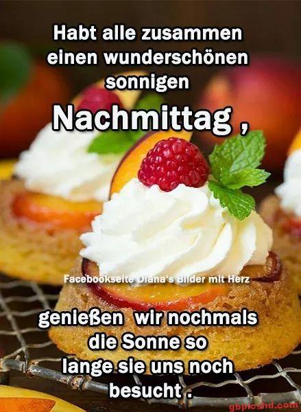 Kleine leckere Kuchen mit Sahne und Beeren, ideal für einen sonnigen Nachmittag.