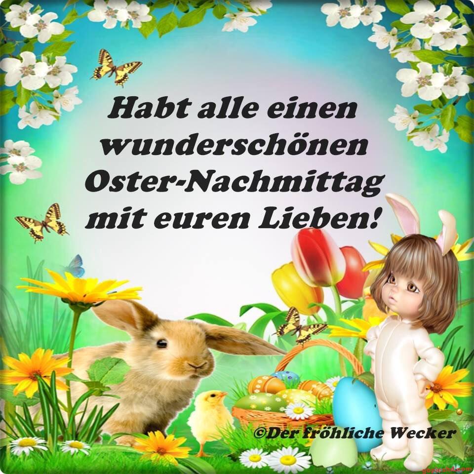 Osterbild mit Hase, Küken, Ostereiern und Puppe im Hasenkostüm an einem blumigen Frühlingstag.