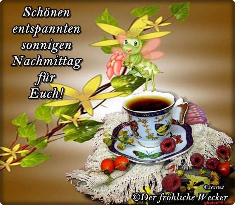 Eine Tasse Tee mit Früchten und einem grünen Käfer, entspannter sonniger Nachmittag.