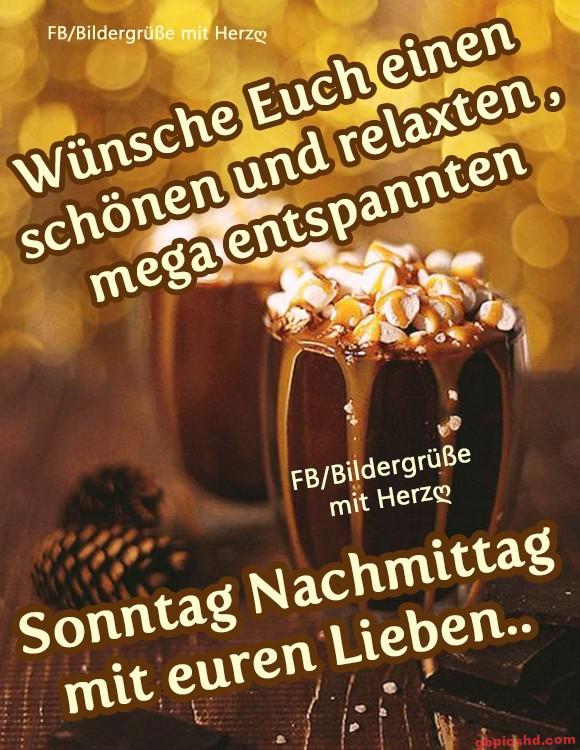 Zwei Gläser heiße Schokolade mit Marshmallows für einen entspannten Sonntagnachmittag.