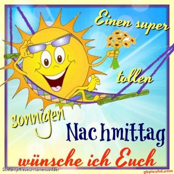 Fröhliche Sonne mit Sonnenbrille in Hängematte wünscht einen sonnigen Nachmittag