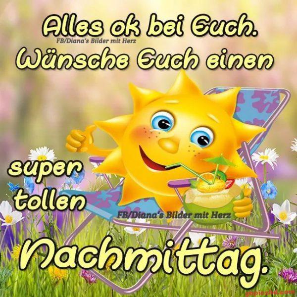 Fröhliche Sonne auf Liegestuhl mit Getränk in bunter Frühlingswiese als Gruß für einen schönen Nachmittag.