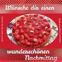 Ein Erdbeerkuchen auf einem Teller mit einem nachmittäglichen Gruß in deutscher Sprache.