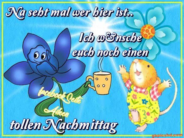 Fröhliche Maus und blaue Blume mit Kaffee, die einen schönen Nachmittag wünschen.