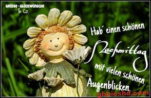 Lächelnde Blumenskulptur mit Sonnenblumenblüten als Hut an einem sonnigen Tag.