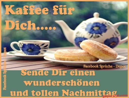 Tasse Kaffee und Gebäck mit Teekännchen auf Holztisch, freundliche Nachmittagsgruß.