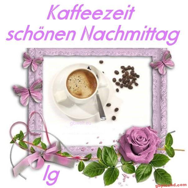 Kaffeetasse mit Kaffeebohnen und rosa dekorativem Rahmen, Rose und Schmetterlingen, Wunsch für einen schönen Nachmittag.