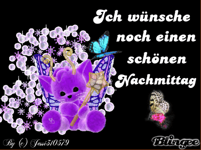 Lila Plüschbär mit Schmetterlingsflügeln und Schmetterlingen wünscht einen schönen Nachmittag.