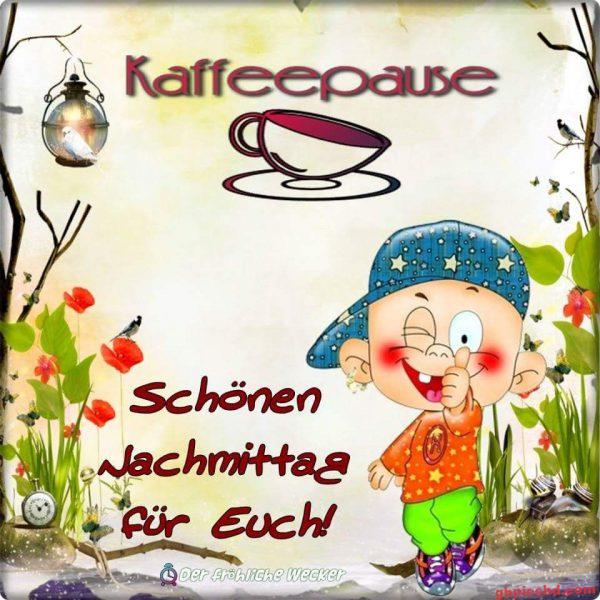 Fröhliche Grußkarte mit Cartoon-Junge und Blumendekor zur Kaffeepause am Nachmittag.