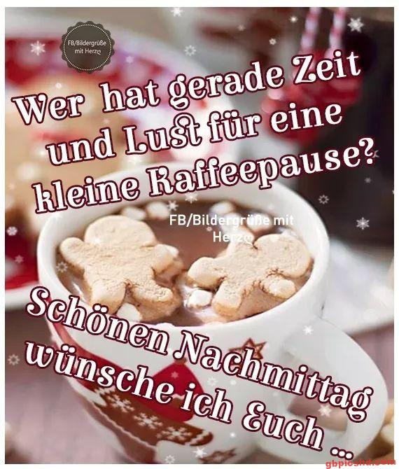 Weiße Tasse mit warmem Getränk und zwei Lebkuchenfiguren, gemütliche Kaffeepause am Nachmittag.